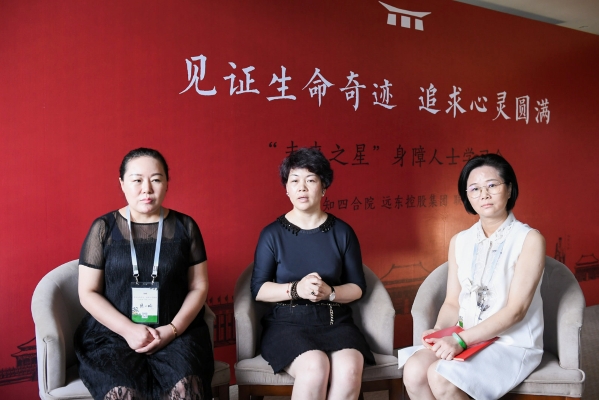 企业家郁瑞芬,蔡芍英(右),张小玲(左)接受媒体采访上海来伊份股份总裁